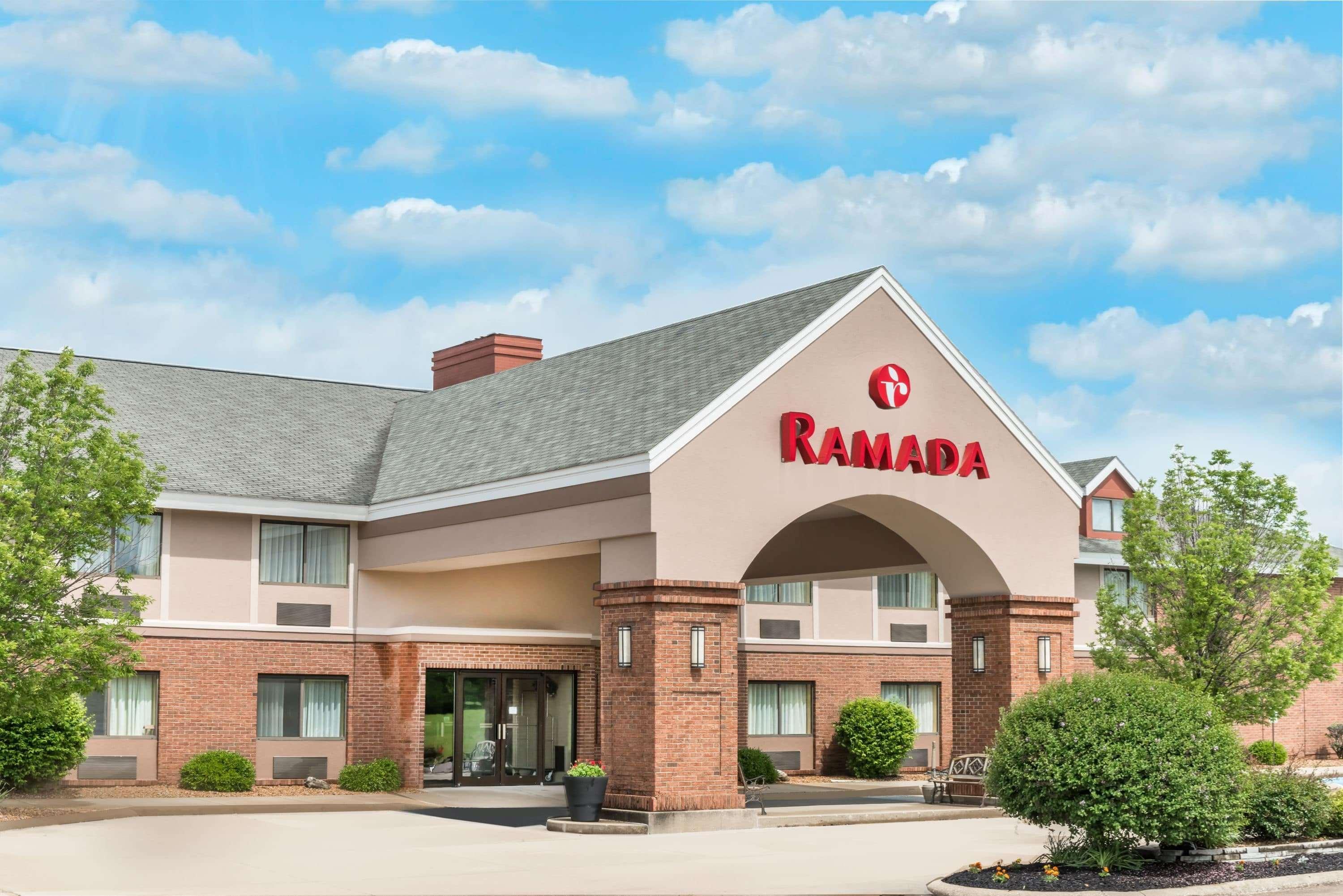 Ramada By Wyndham Vandalia Екстериор снимка